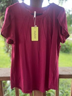 Anyhold Women’s Short Sleeve Pleated Berry Top Size Large